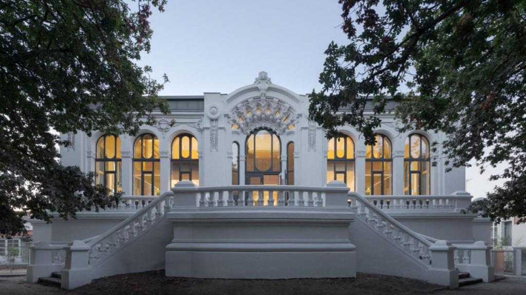 Este edificio fue diseñado por Antonio Palacios, arquitecto porriñés que diseñó el Palacio de Cibeles de Madrid.
