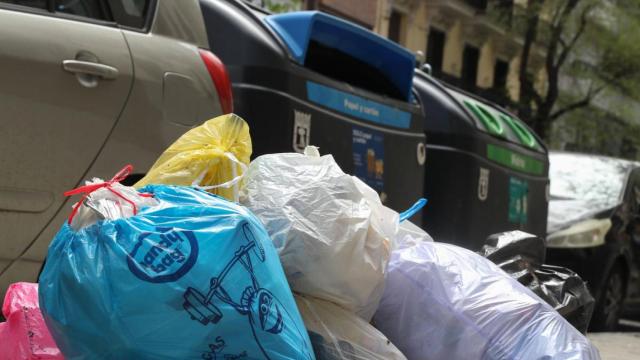 Basura acumulada en una calle de Madrid este martes, durante la huelga indefinida de recogida de residuos.