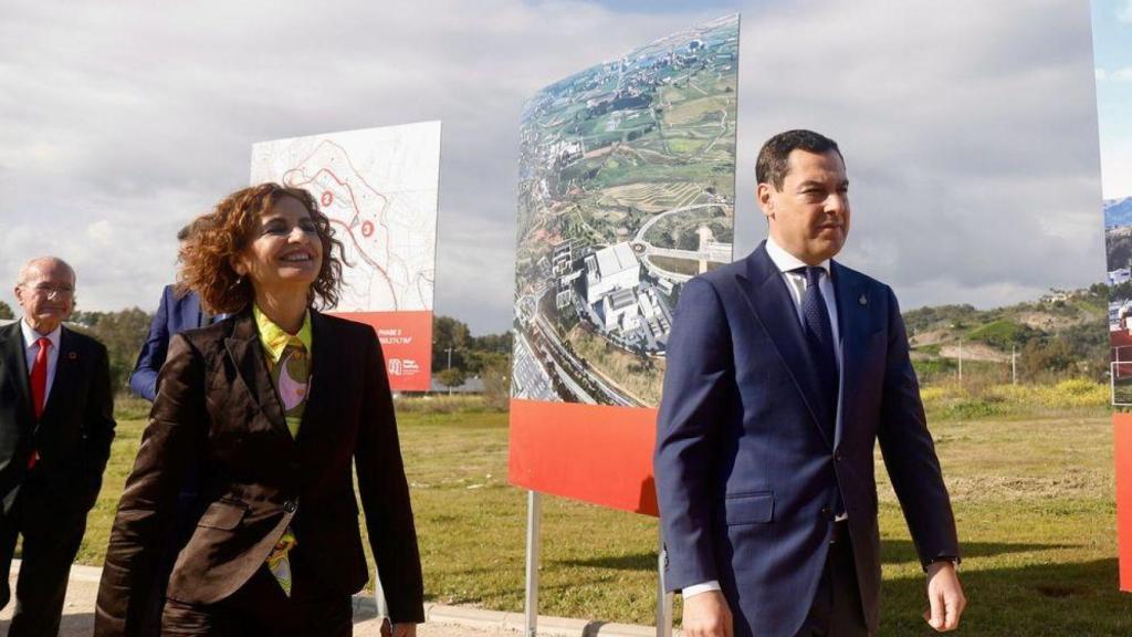 La vicepresidenta del Gobierno, María Jesús Montero, y el presidente de la Junta, Juanma Moreno.