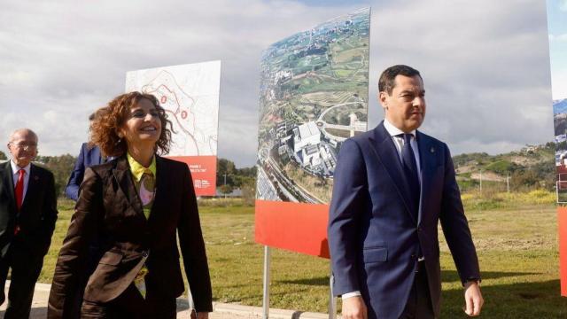 La vicepresidenta del Gobierno, María Jesús Montero, y el presidente de la Junta, Juanma Moreno.