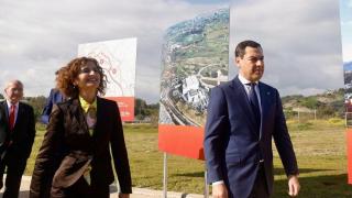 La vicepresidenta del Gobierno, María Jesús Montero, y el presidente de la Junta, Juanma Moreno.