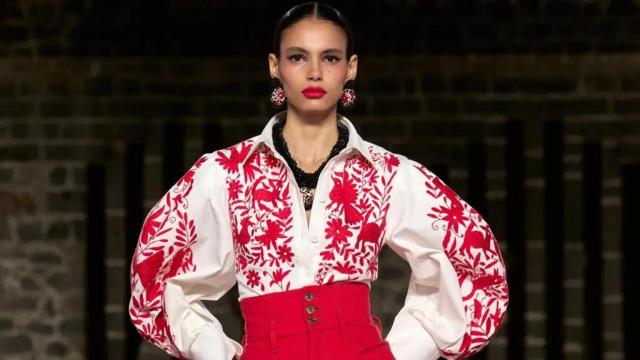 Silueta del desfile de la colección Crucero 2025 de Carolina Herrera.