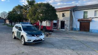 La Guardia Civil y los Bomberos de Benavente en el lugar de los hechos en Arrabalde.
