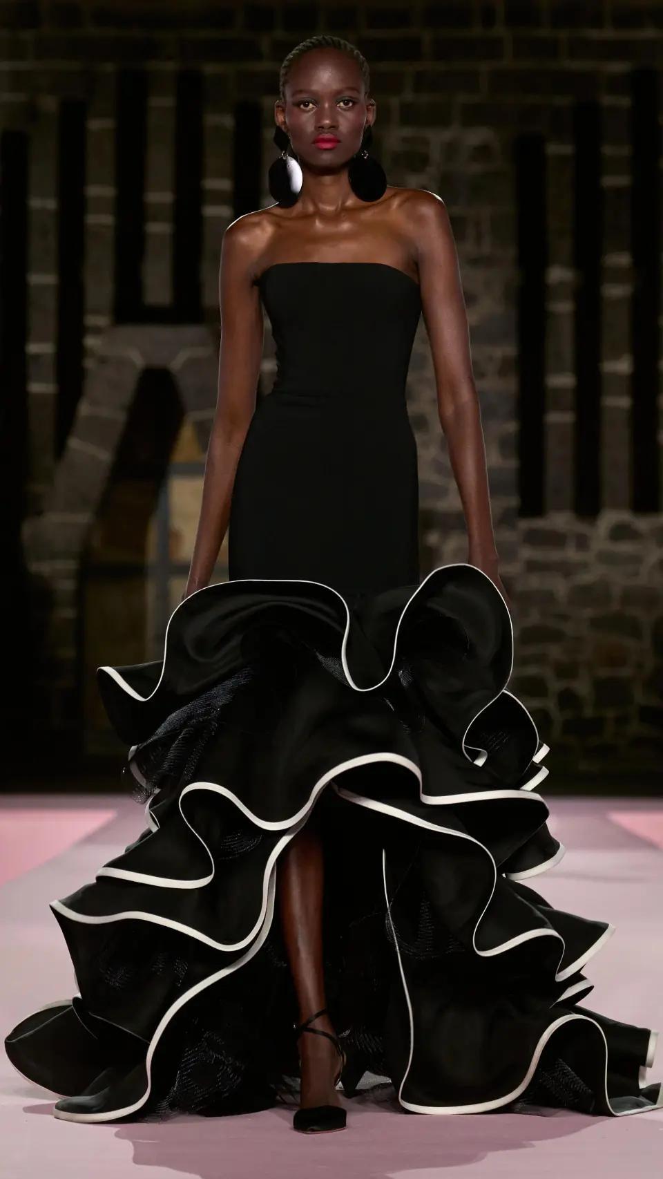 Silueta del desfile de Carolina Herrera en el Museo Anahuacalli de Ciudad de México.