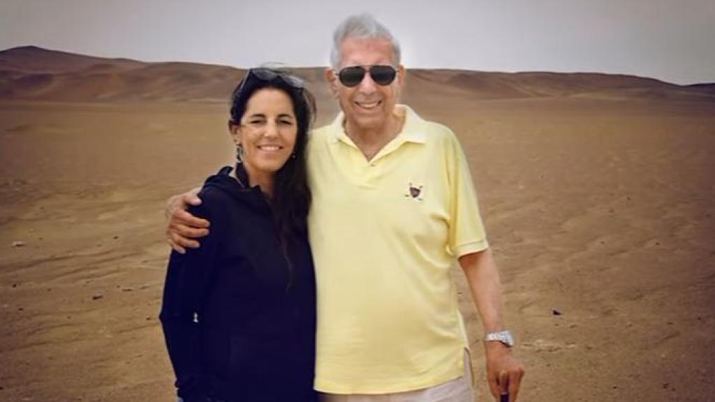 Morgana Vargas Llosa, con su padre, en una foto de las redes sociales.