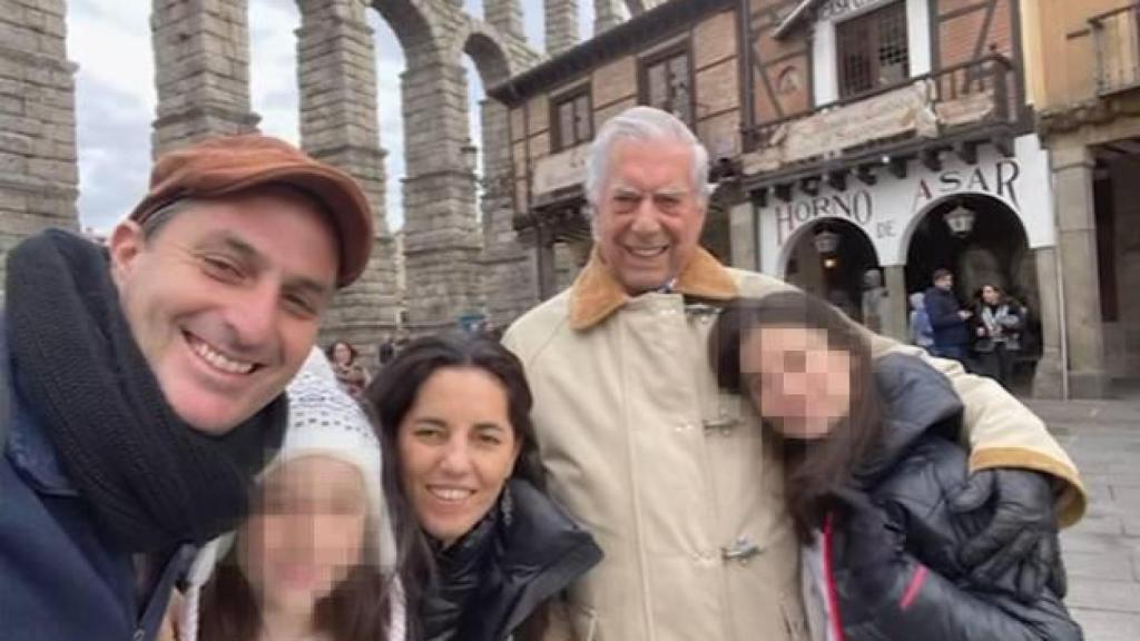 Mario Vargas Llosa, con su hija Morgana y el marido de esta, Stephan Reich, y sus dos nietas.