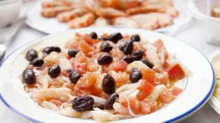 Ensalada de bacalao, plato típico de Cataluña.