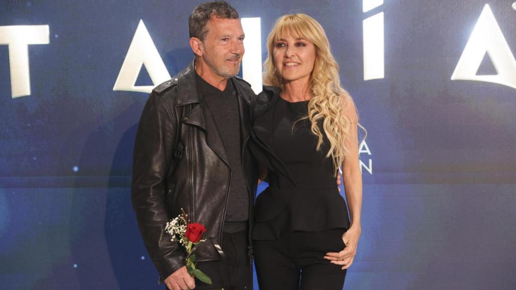 Cayetana Guillén-Cuervo junto a Antonio Banderas, en los premios Talía.