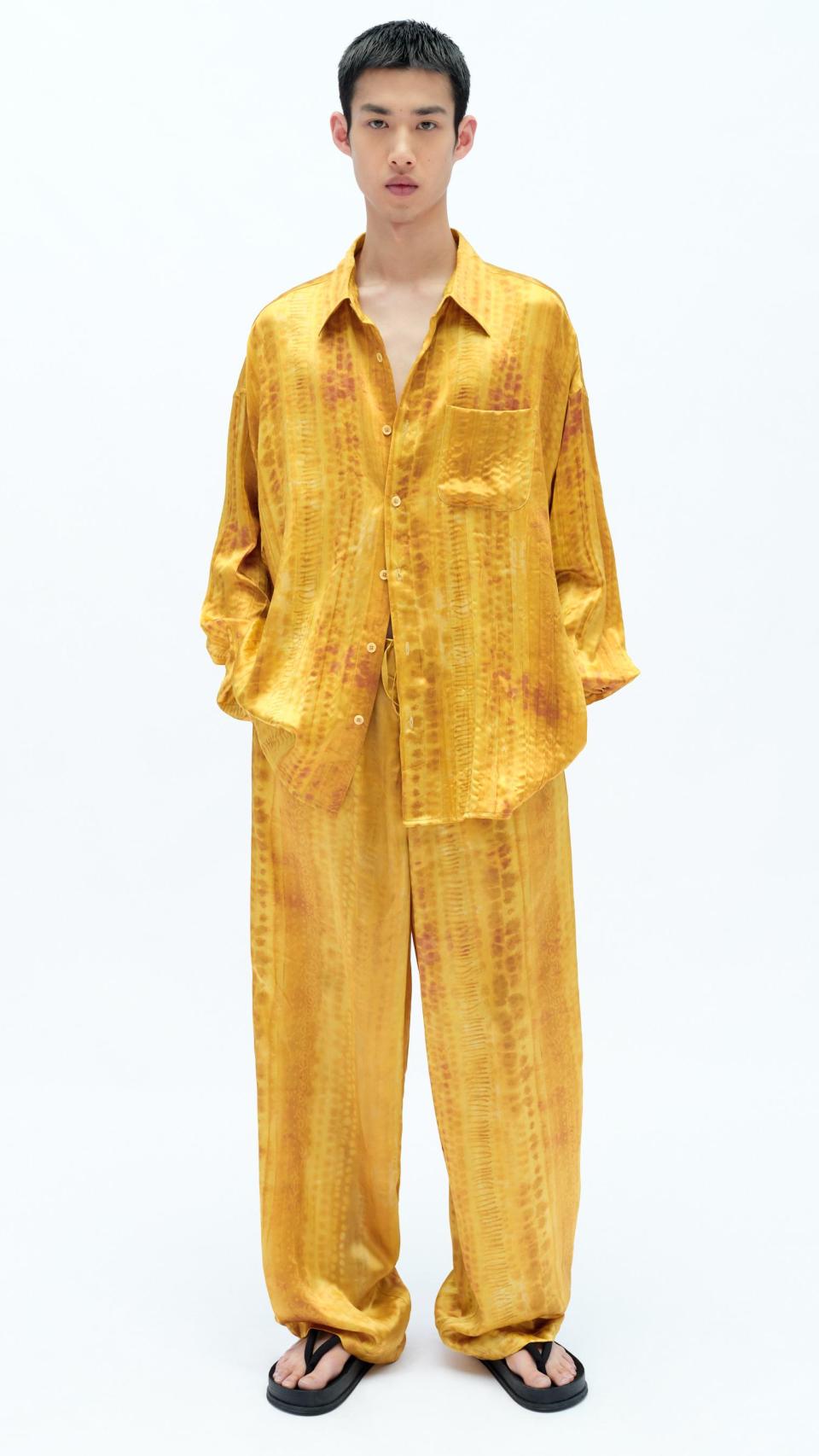 Traje de Hombre en color amarillo.