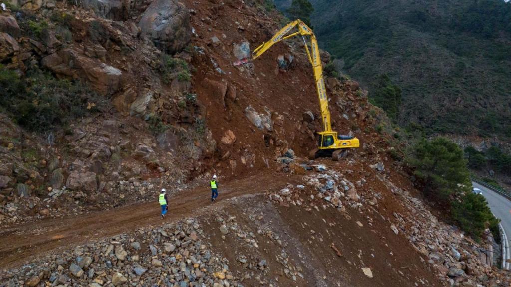 Imagen de los trabajos de reparación en la carretera que une Ronda con San Pedro Alcántara.