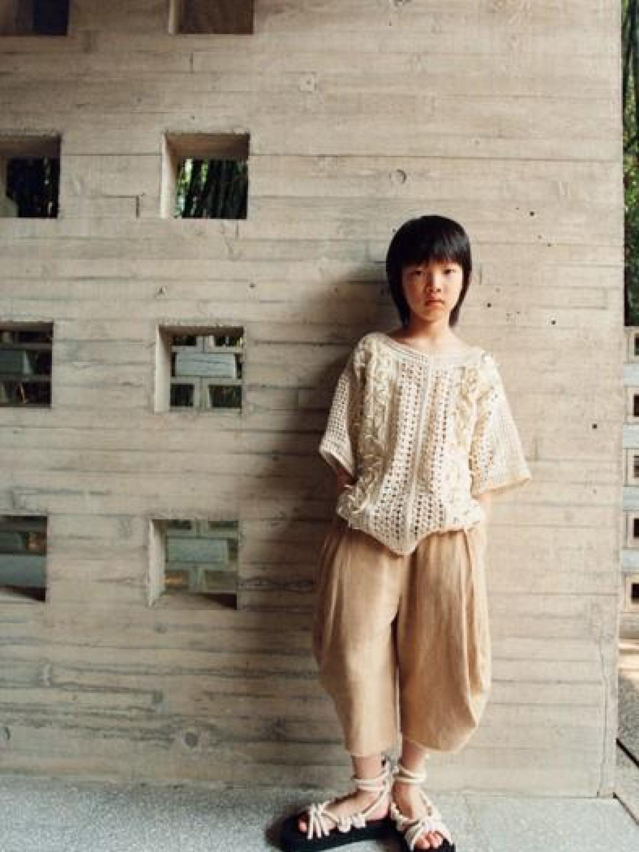 Conjunto para niño, camiseta, pantalón y sandalias.