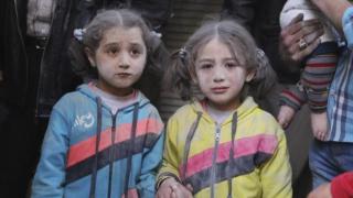 Las niñas sobreviven a un ataque con misiles por parte de las fuerzas del presidente sirio Bashar al-Assad el 7 de abril de 2015.