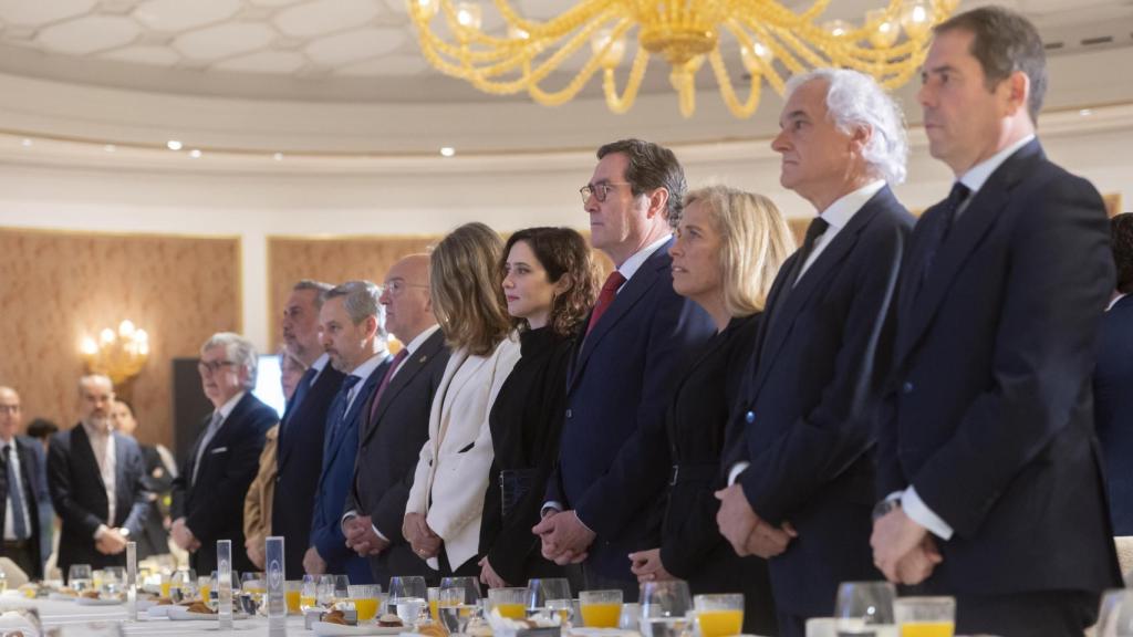 La mesa principal de los asistentes al desayuno informativo, con Isabel Díaz Ayuso en el centro.