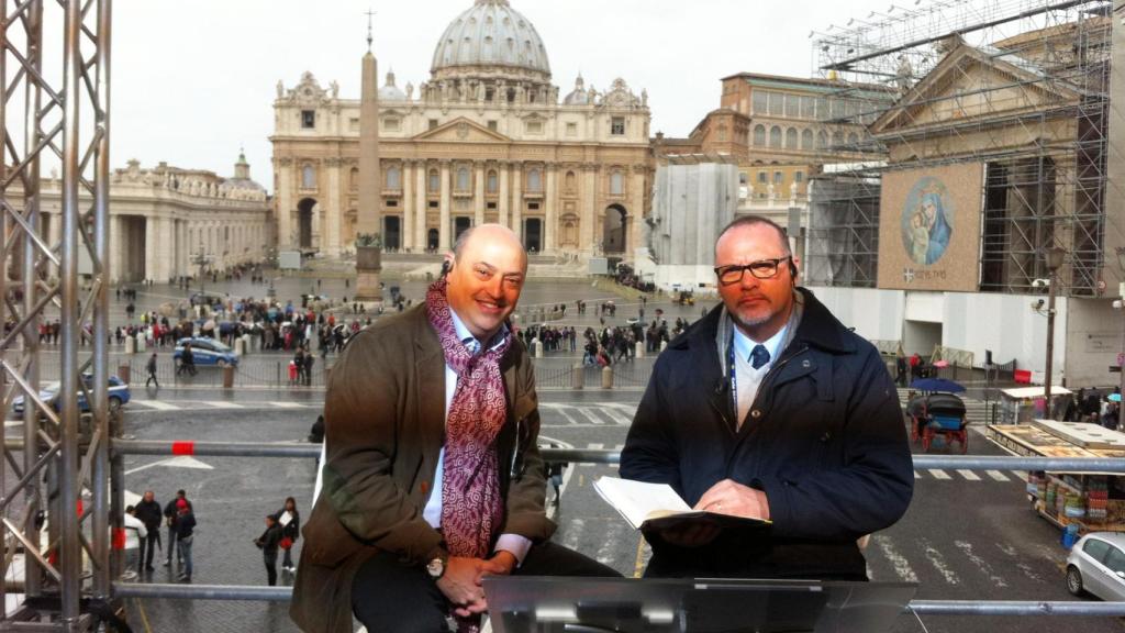 Eric Frattini (i) junto a Alfredo Macchi (d) de TG5 de Italia, en la Piazza San Pietro (8 marzo 2013).
