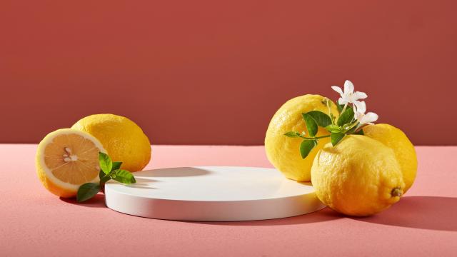 Unos limones sobre un fondo rosa.