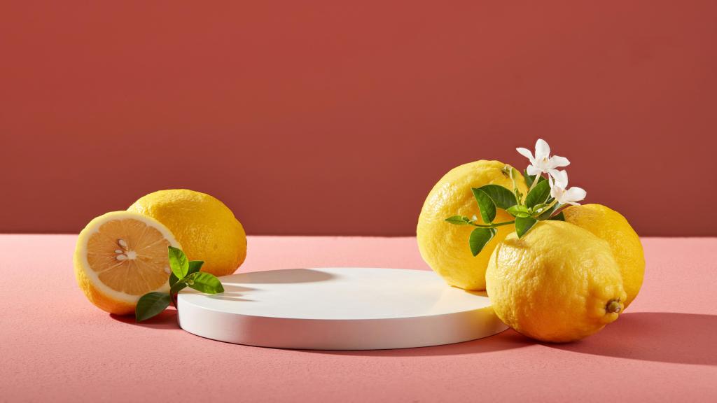 Unos limones sobre un fondo rosa.