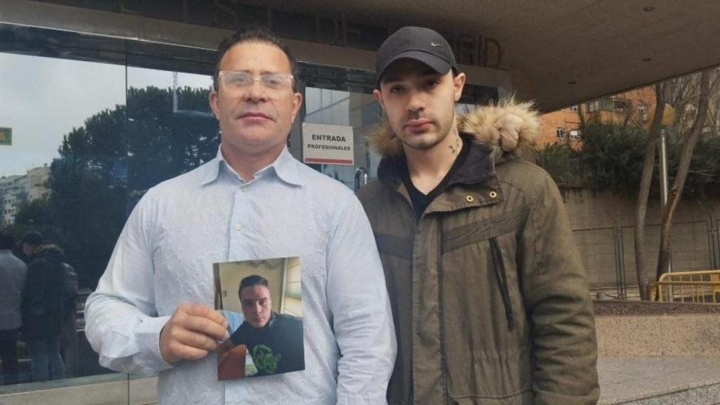 El padre y el hermano de Gabriel Kraus, asesinado por la banda latinas de los Dominican Don't Play.