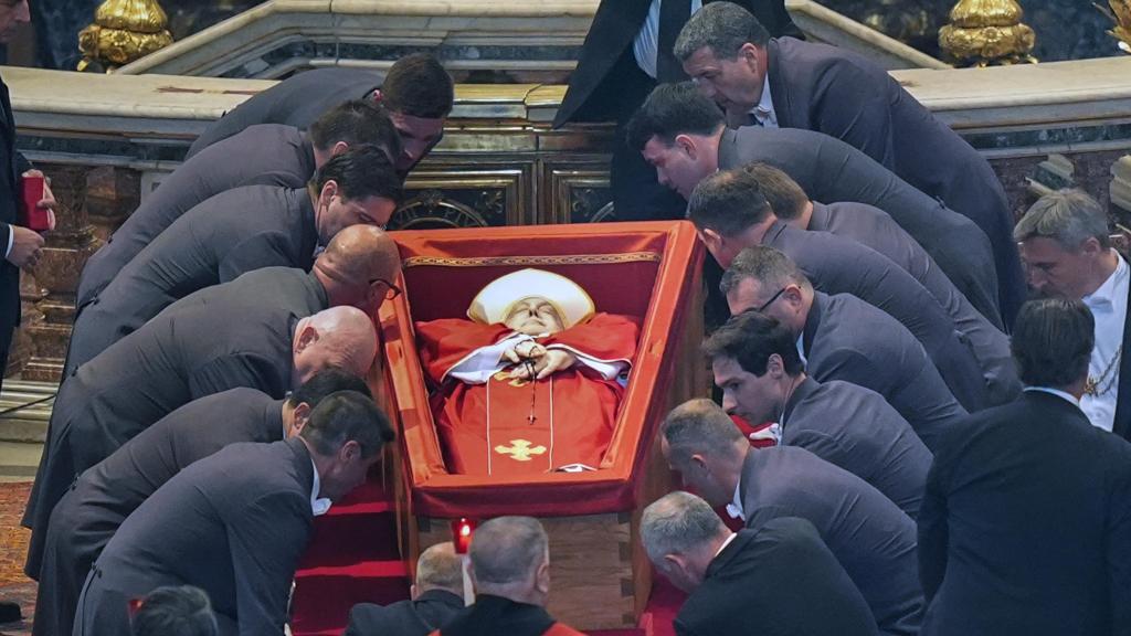 Llegada del féretro del Papa Francisco I a la Basílica de San Pedro.