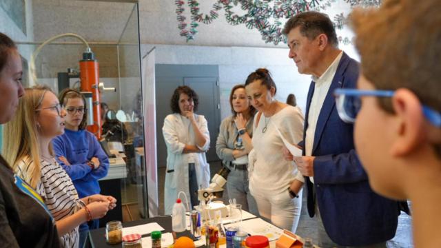 El concejal de Educación, Juan I. Borrego, asistiendo a la Feria Imaxina Coruña 2024