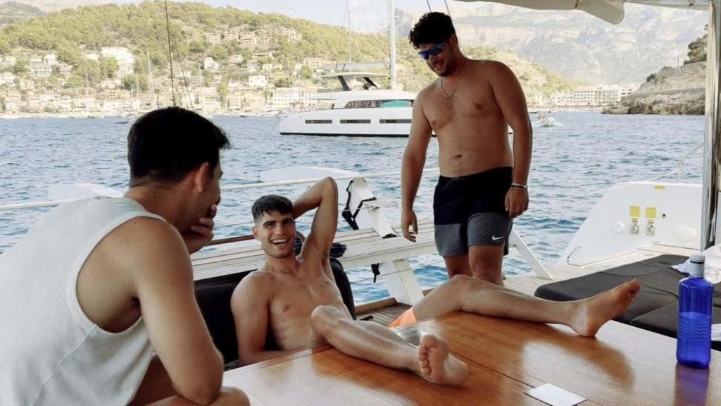 Carlos Alcaraz, con su entorno más cercano en uno de los momentos del documental de Netflix