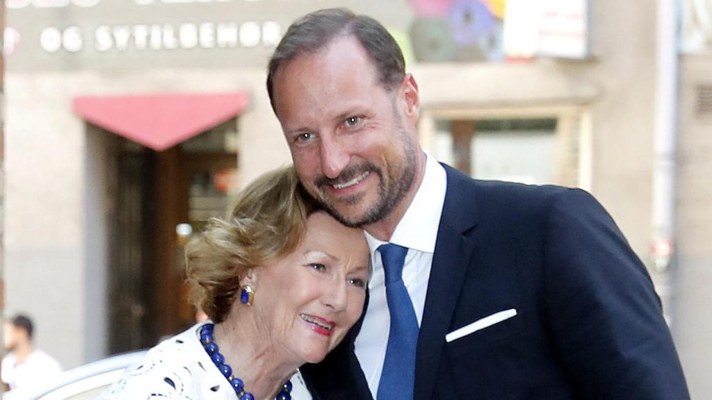 Haakon de Noruega junto a su madre, la reina Sonia.