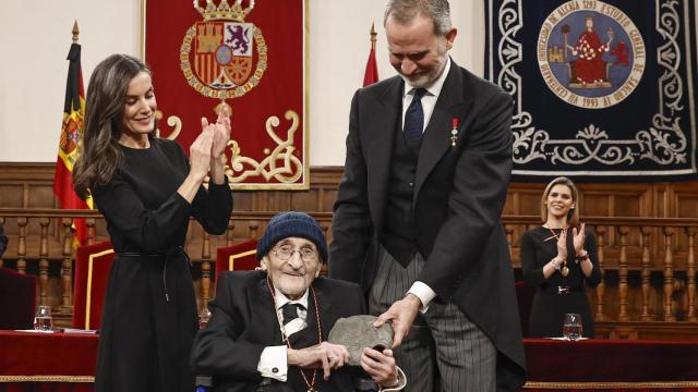 Los reyes Felipe y Letizia entregan al escritor Álvaro Pombo (d), el Premio Cervantes 2024, este miércoles en el paraninfo universitario de Alcalá de Henares. EFE/ Ballesteros/POOL