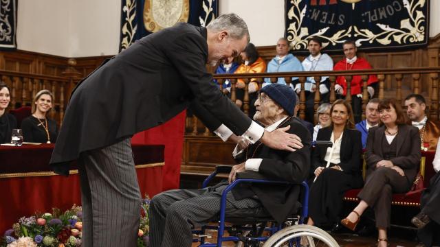 El Rey Felipe VI entrega el Premio Cervantes a Álvaro Pombo, este martes en la Universidad de Alcalá. Foto. EFE/Ballesteros