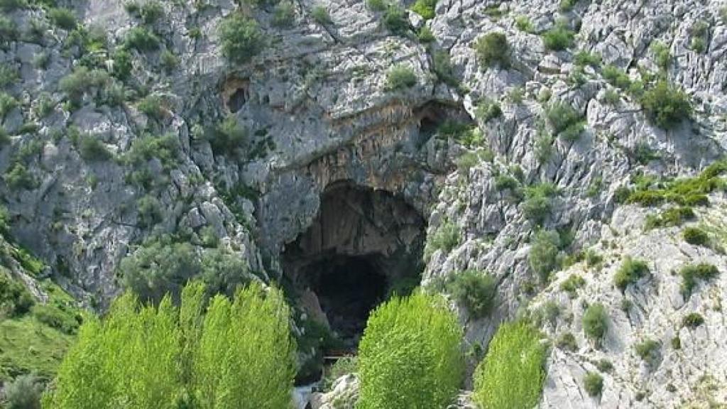 El sendero malagueño ideal para una escapada: con aguas cristalinas y pinturas rupestres