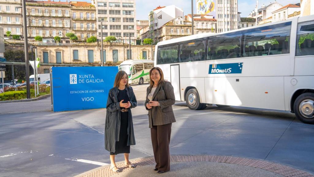 Judit Fontela y Ana Ortiz en la estación intermodal de Vigo