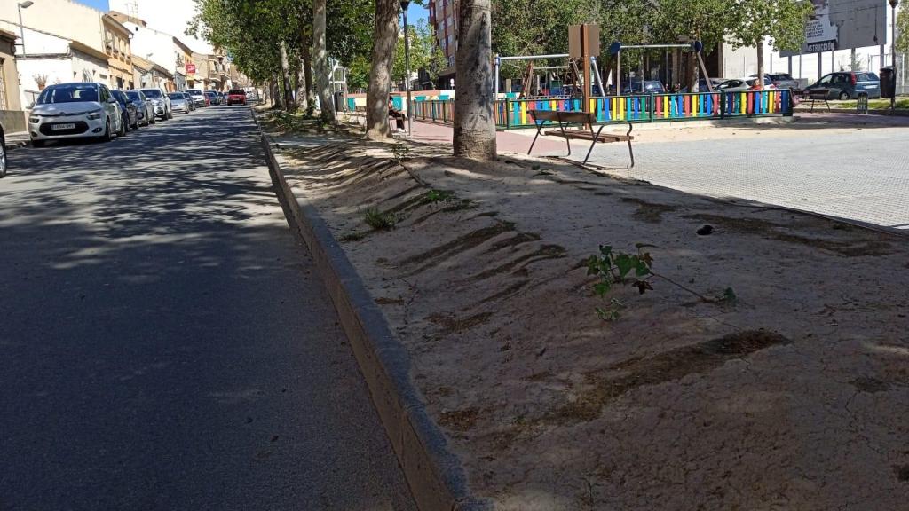 Una zona del Parque de la Consitución, donde se encuentra el mini parque infantil, en la que los vecinos de Sangonera la Seca reclaman que se instale una valla perimetral.