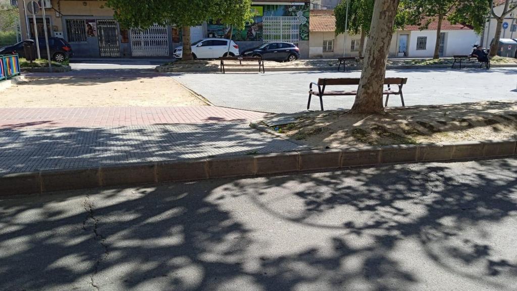 Una zona del Parque de la Constitución en la que los vecinos de Sangonera la Seca reclaman que se instale una valla perimetral.