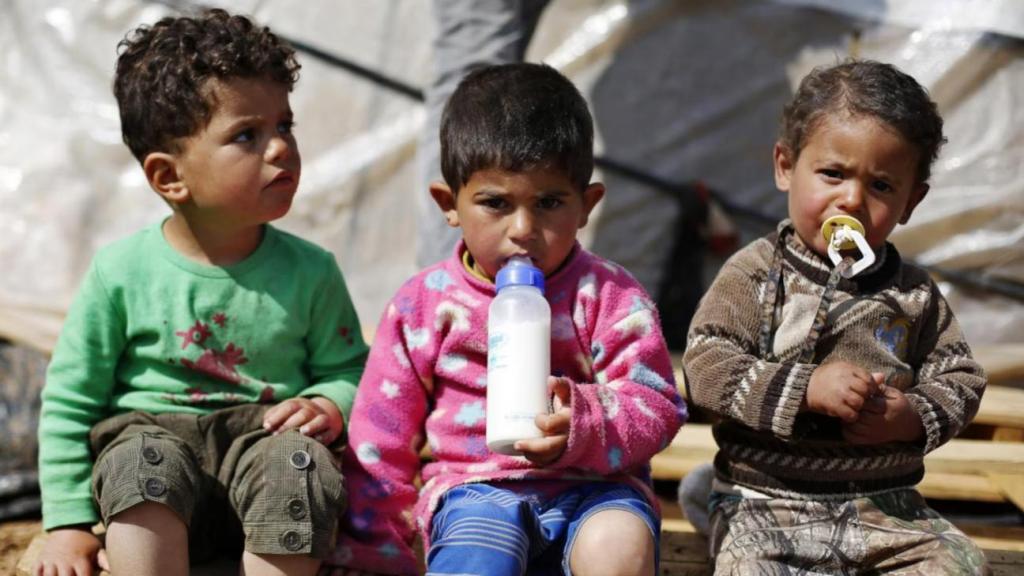Niños refugiados sirios, en su mayoría procedentes de Idlib, pero que viven en Jordania desde hace más de dos años desde que huyeron de Siria, son vistos en un asentamiento informal de tiendas de campaña en la ciudad de Madaba, cerca de Ammán, el 13 de marzo de 2015.