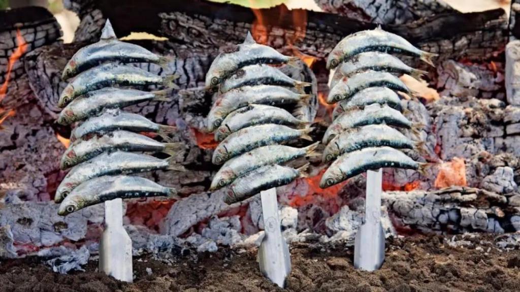 Imagen de un espeto de sardinas.