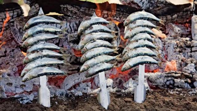 Imagen de un espeto de sardinas.