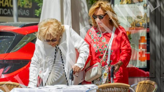 La colaboradora de 'Sálvame' Lydia Lozano junto a su madre, Sol Hernández, llegando a la terraza donde comieron juntas el 23 de abril de 2023.