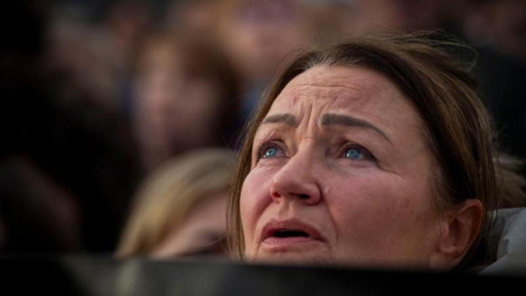 Mujer ucraniana llora durante protesta en contra de la invasión rusa.