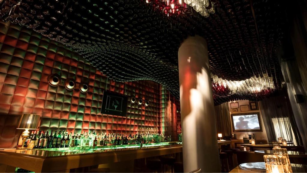 El interior del bar.