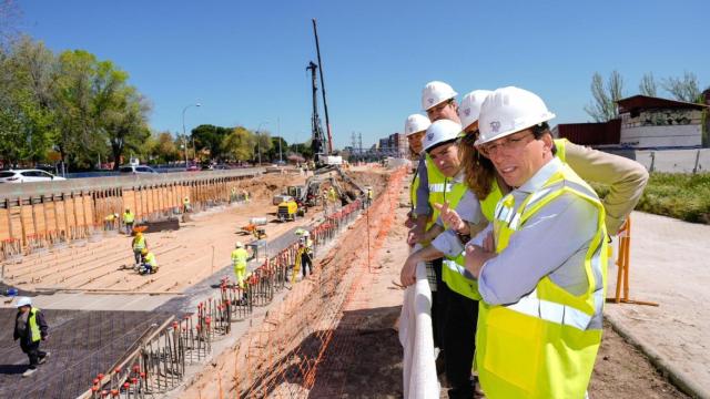 El alcalde de Madrid, José Luis Martínez-Almeida, este miércoles durante su visita a las obras de la A-5.