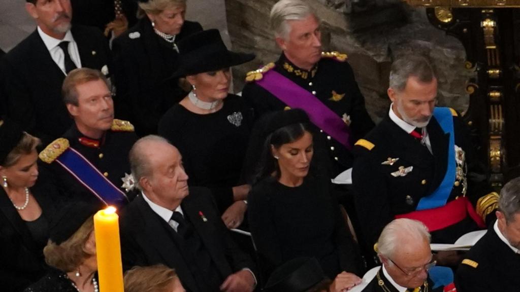 Varios miembros de la realeza europea, entre ellos Felipe VI, Letizia, Juan Carlos I y la Emérita Sofía, en el funeral de Isabel II en la Abadía de Westminster, el 19 de septiembre de 2022.