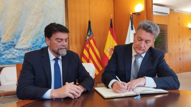 El alcalde Luis Barcala y el conseller Vicente Martínez en la reunión de este miércoles en Alicante.