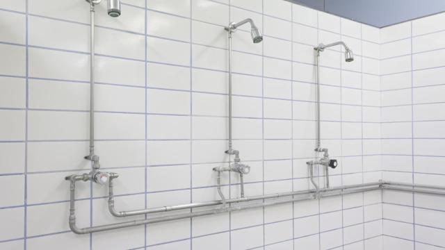 Imagen de archivo de las duchas de un vestuario