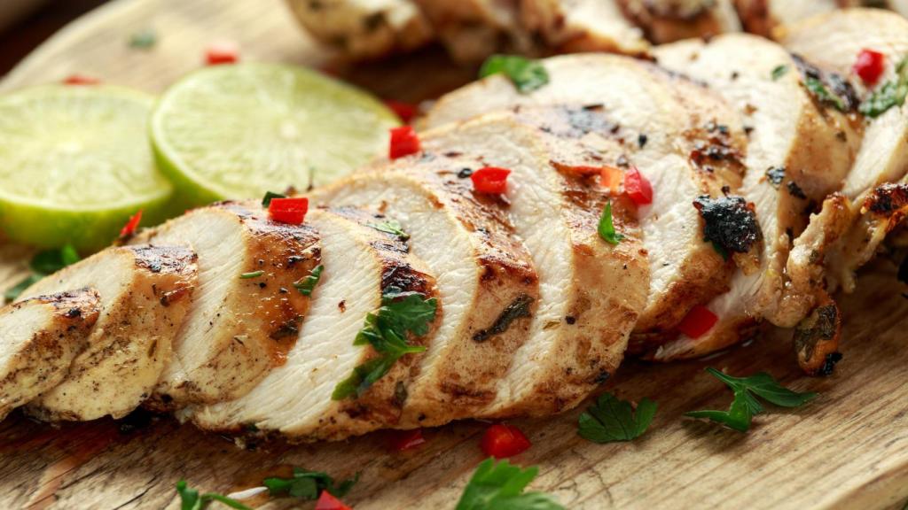 Una jugosa pechuga de pollo a la plancha