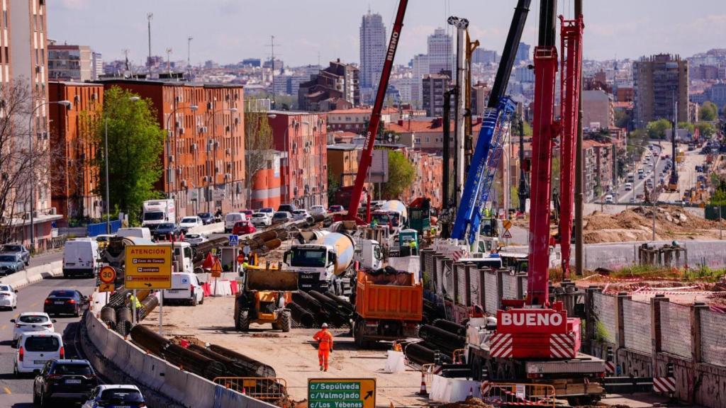 Operarios y maquinaria en la A-5 durante las obras de soterramiento.