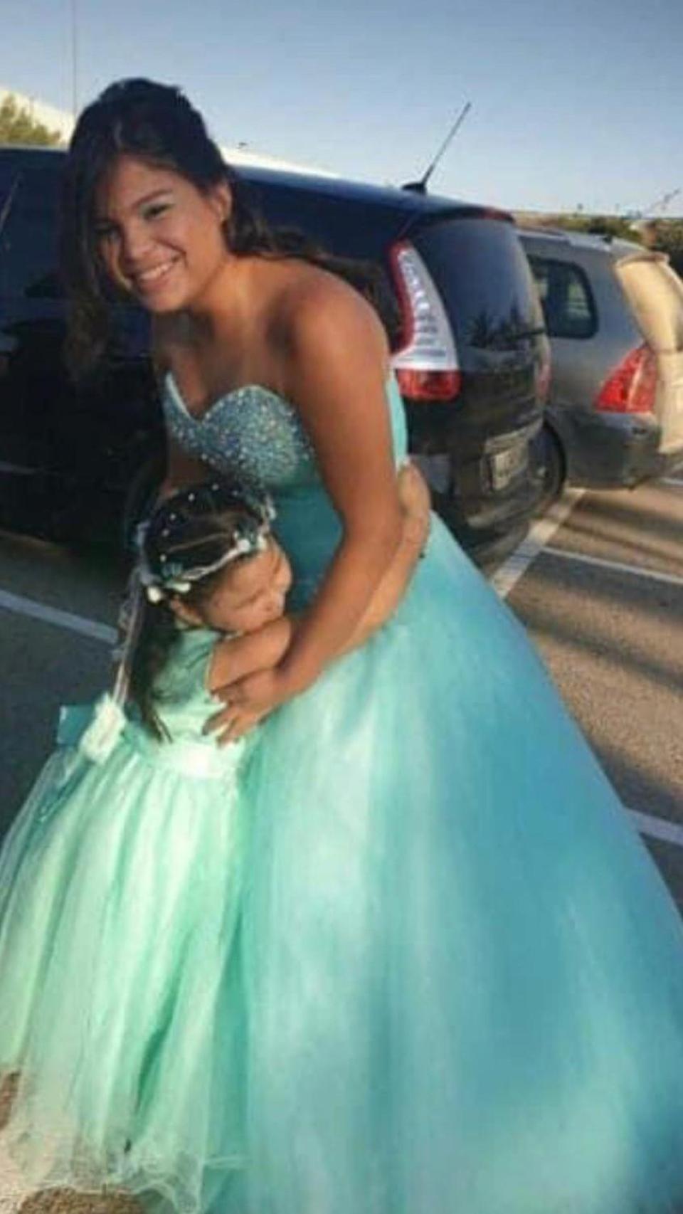 Claudia, con un vestido azul, en la celebración de su quince cumpleaños.