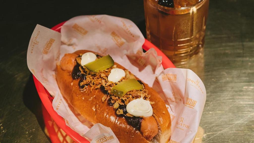 El 'hot dog' de 'porc negre' de Brassclub.