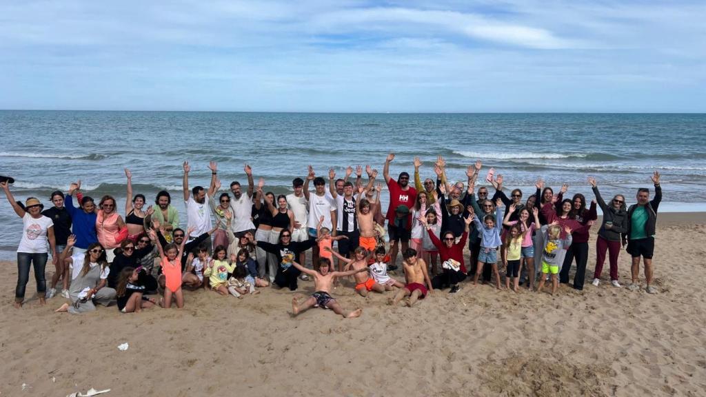 Vecinos y amigos de Renner en la playa de Babilonia