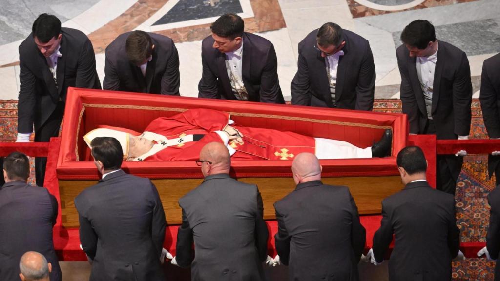 Llegada del féretro del Papa Francisco I a la Basílica de San Pedro.