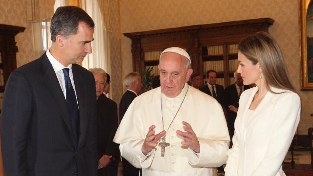 Los reyes Felipe y Letizia, en su audiencia con el Papa Francisco, en 2014.