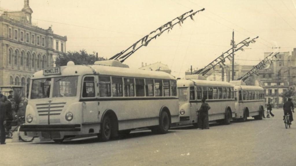 Los primeros trolebuses usados en A Coruña, el día de su primer servicio, en 1948, en la plaza de Pontevedra.