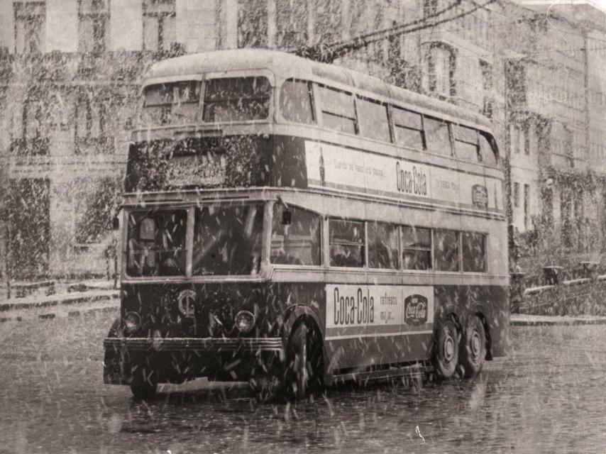 Un trole de dos pisos, como los de Londres, circula por Puerta Real.